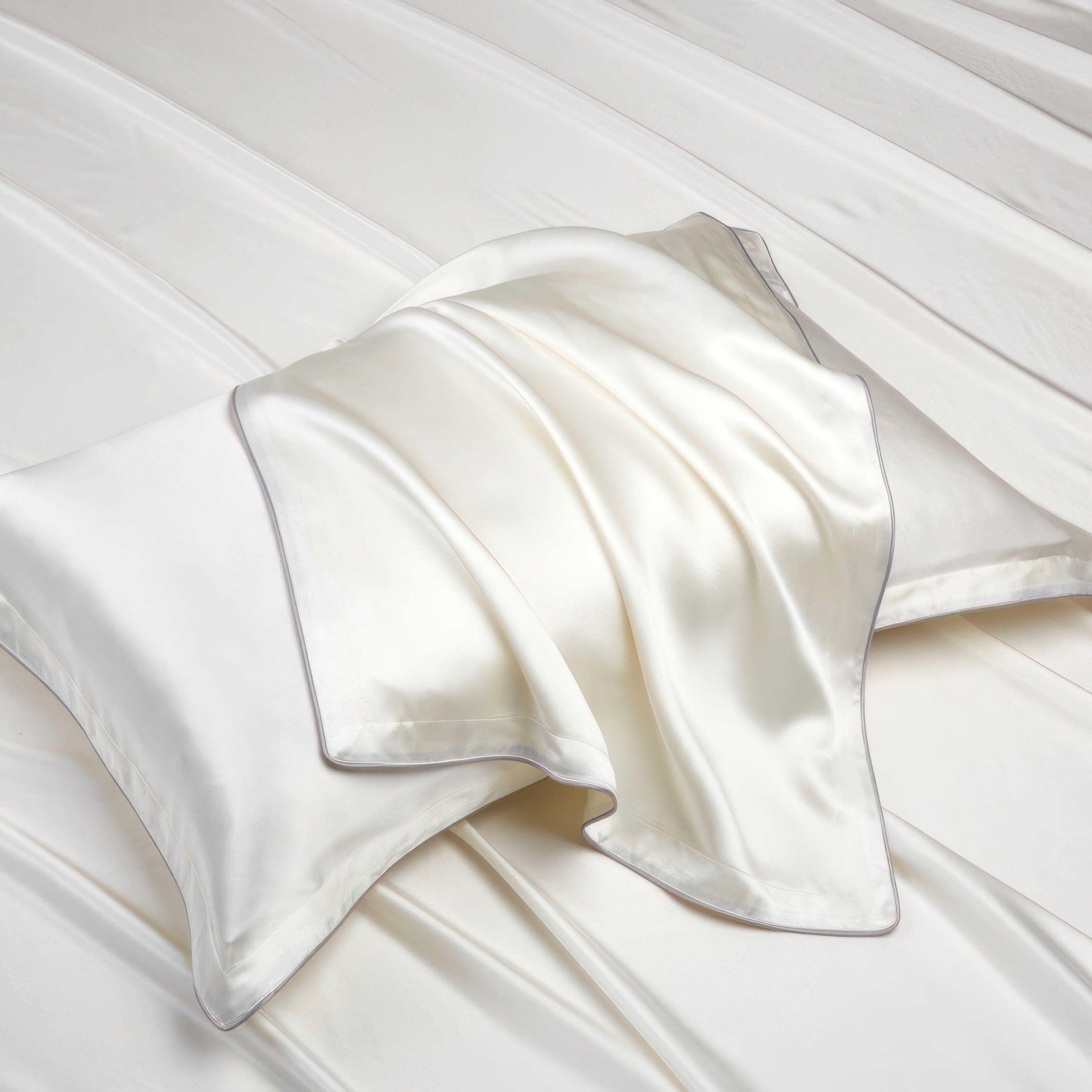 Belle - Silk Pillowcase